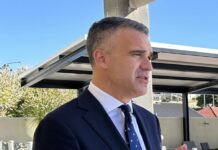 Premier backs desal site