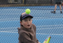 Tennis battles through cold, blustery conditions